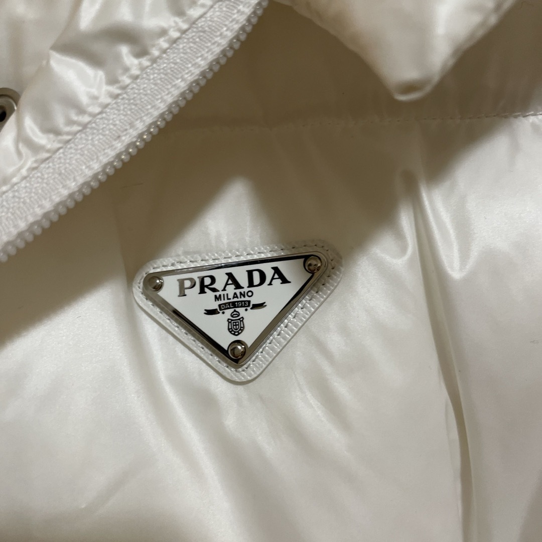 PRADA(プラダ)のプラダ　re-nylon ダウンジャケット　ホワイト　新品 レディースのジャケット/アウター(ダウンジャケット)の商品写真