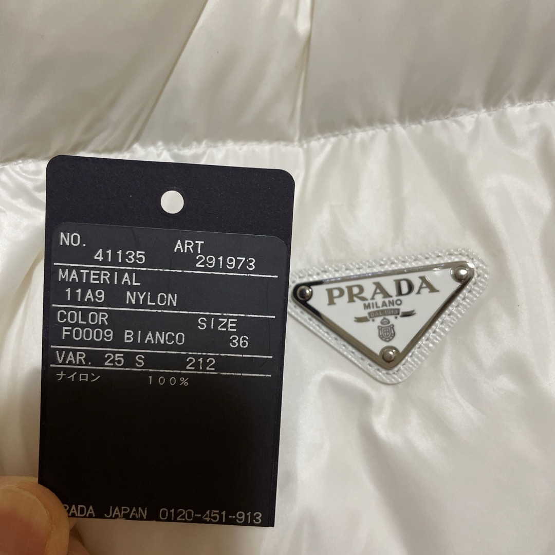 PRADA(プラダ)のプラダ　re-nylon ダウンジャケット　ホワイト　新品 レディースのジャケット/アウター(ダウンジャケット)の商品写真