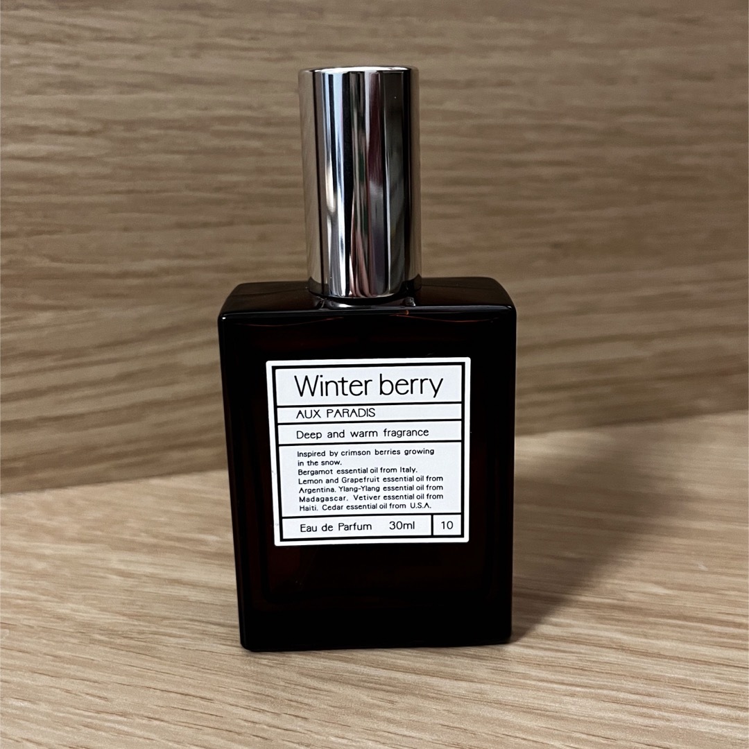 AUX PARADIS(オゥパラディ)のオゥパラディ　ウィンターベリー　30ml コスメ/美容の香水(ユニセックス)の商品写真