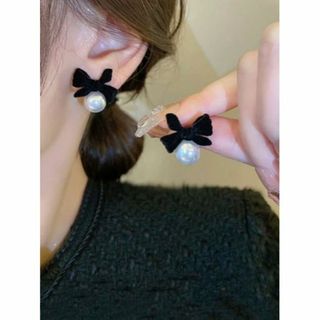 ベルベットリボン と フェイクパール 冬コーデ 大人かわいいピアス(ピアス)