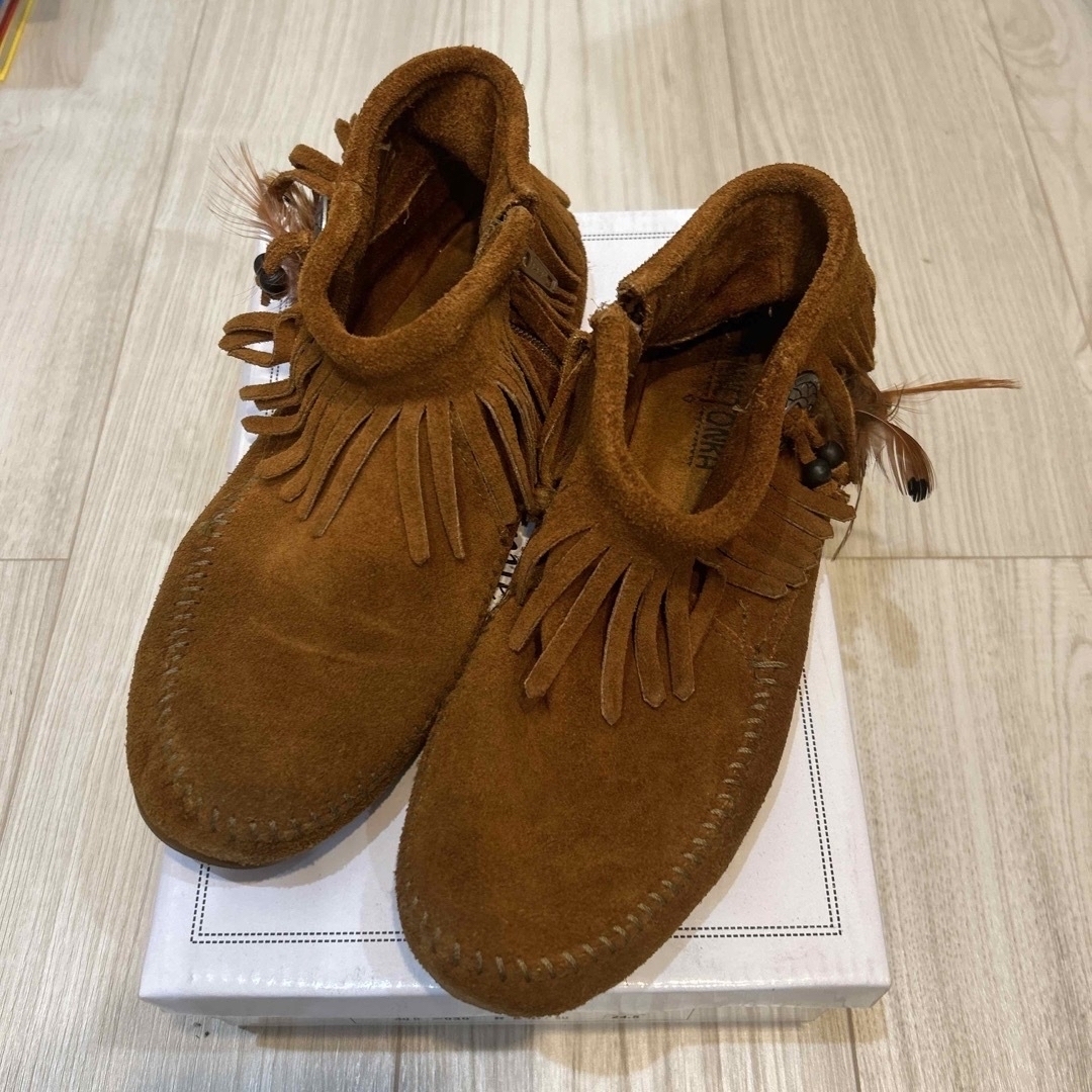 Minnetonka(ミネトンカ)のMinnetonka ミネトンカ コンチョ フリンジショートブーツ　24.5cm レディースの靴/シューズ(ブーツ)の商品写真