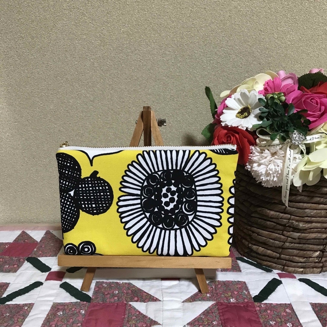 marimekko(マリメッコ)のマリメッコ    生地　ハンドメイド　シールトラプータルハ　ワイヤーポーチ ハンドメイドのファッション小物(ポーチ)の商品写真