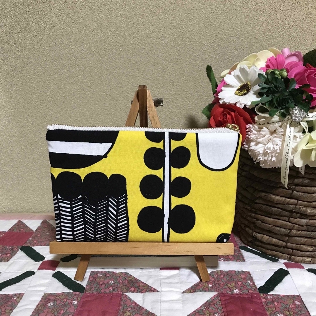 marimekko(マリメッコ)のマリメッコ    生地　ハンドメイド　シールトラプータルハ　ワイヤーポーチ ハンドメイドのファッション小物(ポーチ)の商品写真