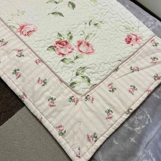 値下げ中!ローラアシュレイ 整列した マット カバー 180×180 値下げ中!ローラアシュレイ 整列した マット カバー 180×180