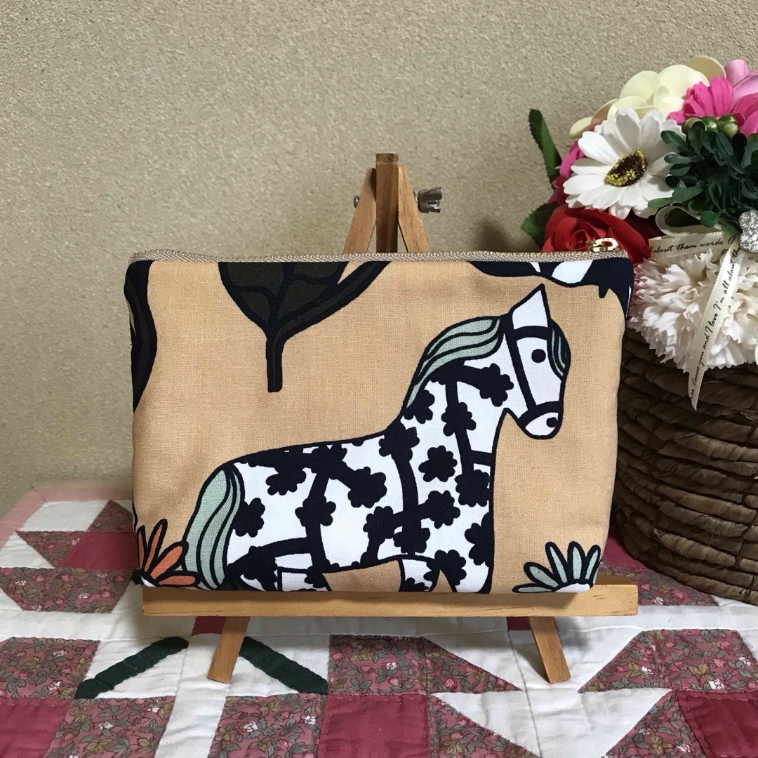 marimekko(マリメッコ)のマリメッコ    生地　ハンドメイド　juustomuotti 2㌢マチ付ポーチ ハンドメイドのファッション小物(ポーチ)の商品写真