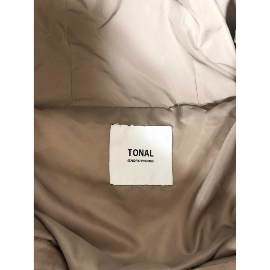 TONAL(トーナル)のTONAL/トーナル　ミドルダウンコート　ベージュ レディースのジャケット/アウター(ダウンジャケット)の商品写真