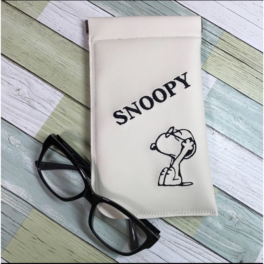SNOOPY(スヌーピー)のメガネケース レディースのファッション小物(サングラス/メガネ)の商品写真