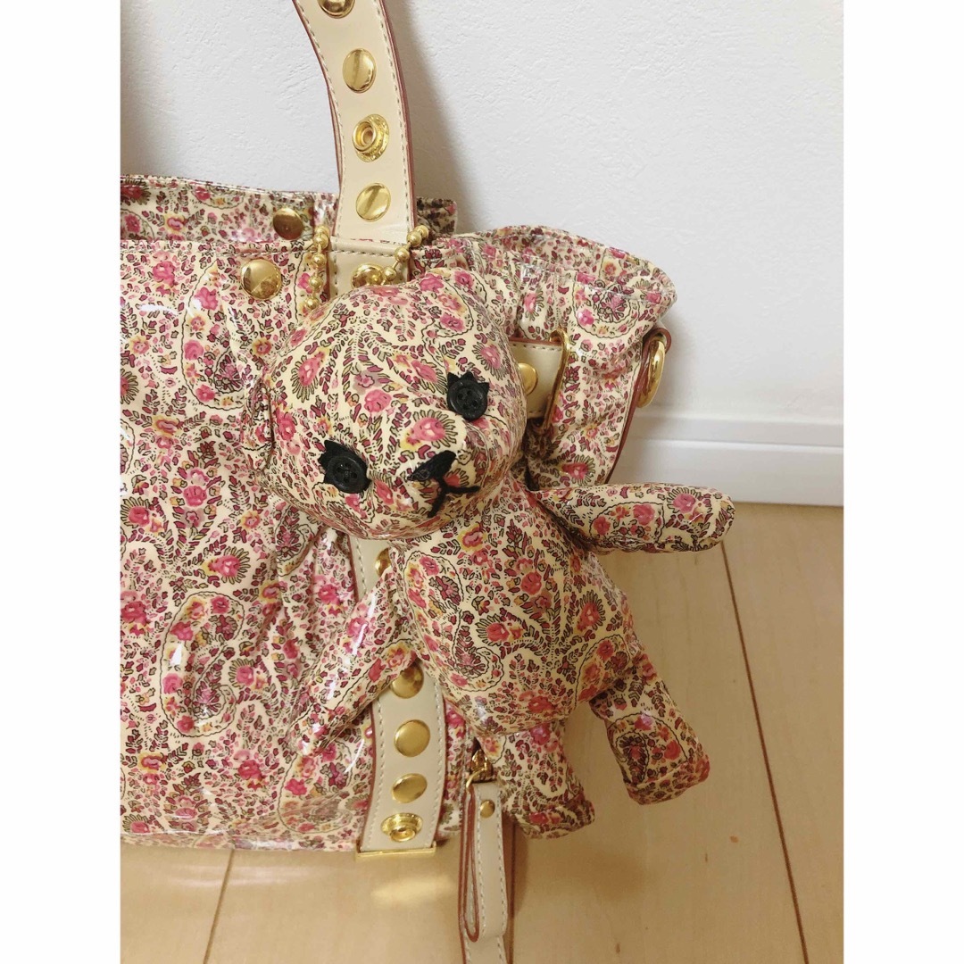 Samantha Thavasa(サマンサタバサ)の美品★くまチャームペイズリー柄バッグ レディースのバッグ(ハンドバッグ)の商品写真