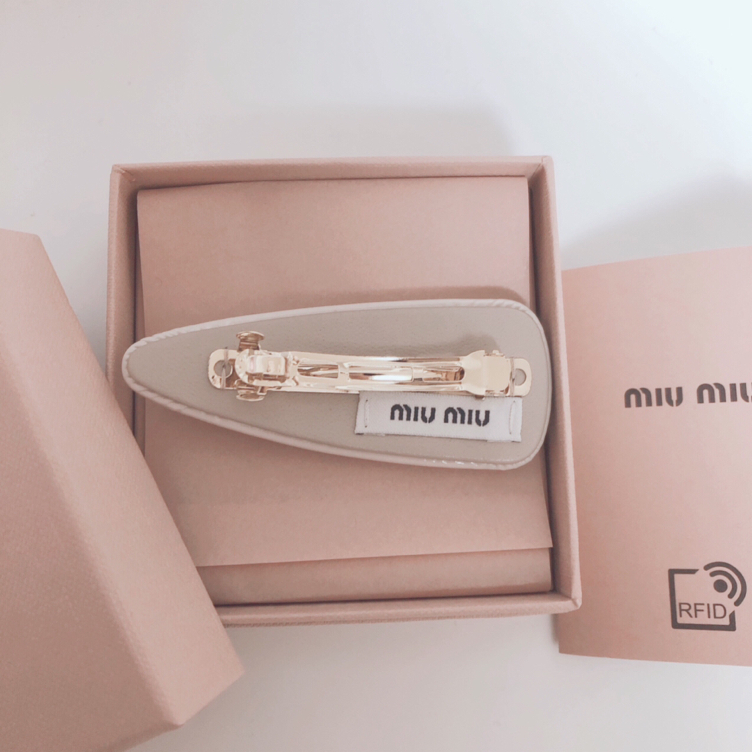 MIU MIU - MIUMIU レザー ヘアクリップ TWICE サナ愛用 ヘアピン MIU MIU - MIUMIU レザー ヘアクリップ TWICE サナ愛用 ヘアピン