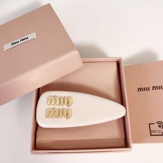 ミュウミュウ(miumiu)のMIUMIU レザー ヘアクリップ TWICE サナ愛用 ヘアピン バレッタ(バレッタ/ヘアクリップ)