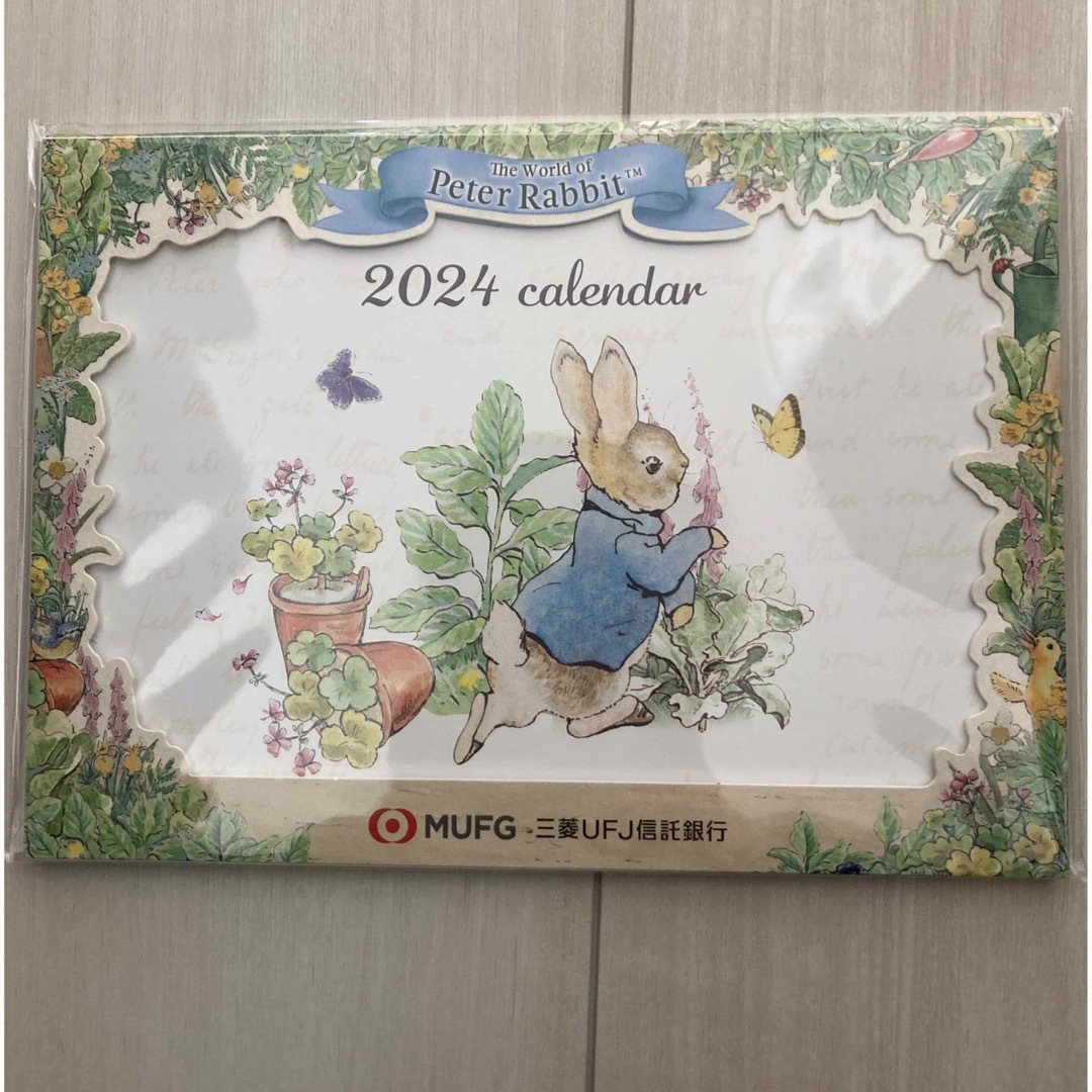 PETER RABBIT（TM）(ピーターラビット)の【未開封】2024年　ピーターラビット　三菱UFJ信託銀行　卓上カレンダー インテリア/住まい/日用品の文房具(カレンダー/スケジュール)の商品写真