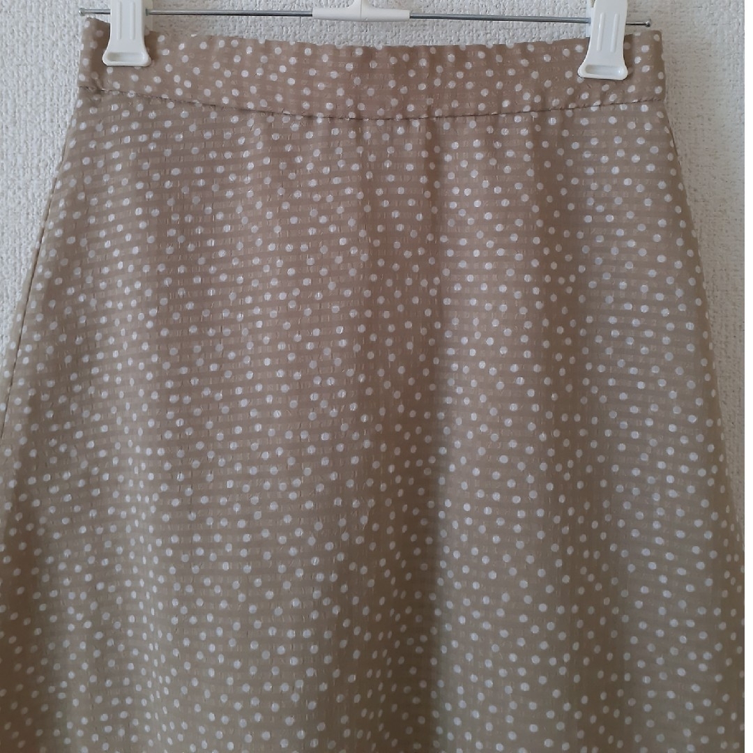 GU(ジーユー)のGU　シフォンロングスカート　ベージュドット柄　薄くて軽い　Sサイズ レディースのスカート(ロングスカート)の商品写真