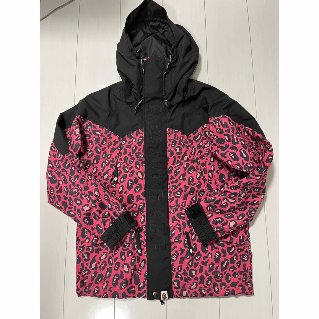 A BATHING APE(アベイシングエイプ)のLeopard camo スノボジャケット メンズのジャケット/アウター(マウンテンパーカー)の商品写真