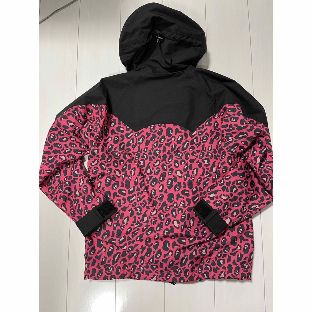 A BATHING APE(アベイシングエイプ)のLeopard camo スノボジャケット メンズのジャケット/アウター(マウンテンパーカー)の商品写真