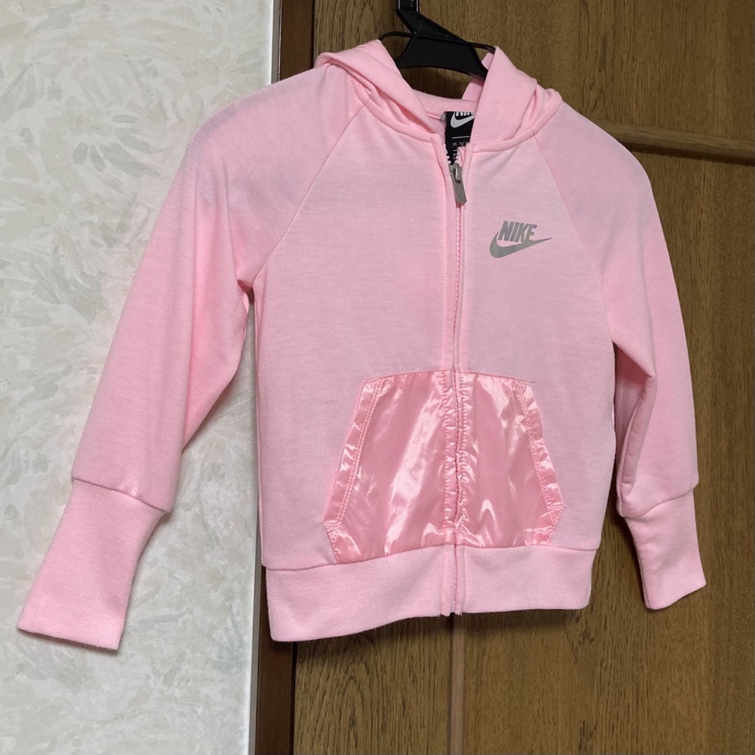 NIKE(ナイキ)のNIKE キッズパーカー　92〜98cm キッズ/ベビー/マタニティのキッズ服女の子用(90cm~)(ジャケット/上着)の商品写真