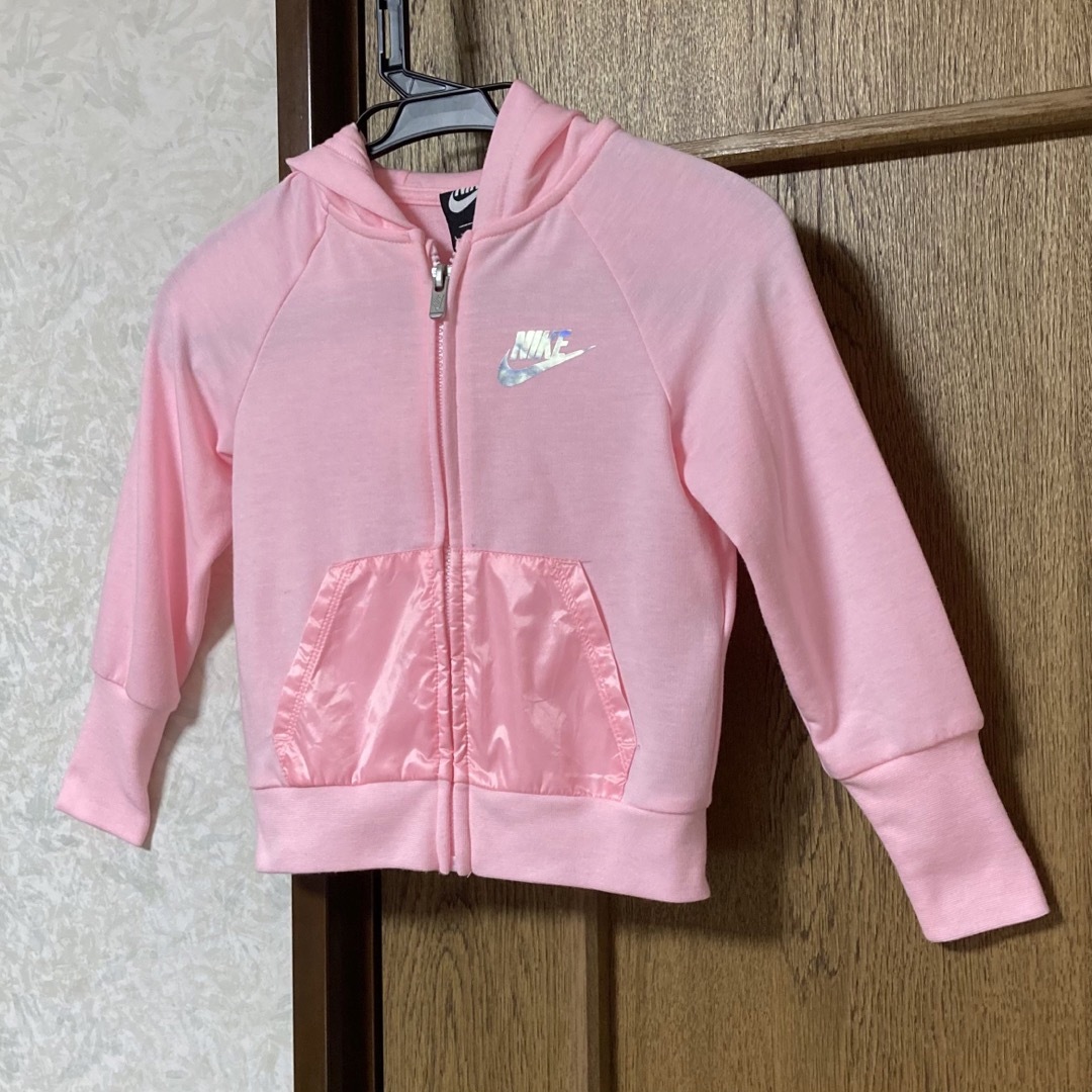 NIKE(ナイキ)のNIKE キッズパーカー　92〜98cm キッズ/ベビー/マタニティのキッズ服女の子用(90cm~)(ジャケット/上着)の商品写真