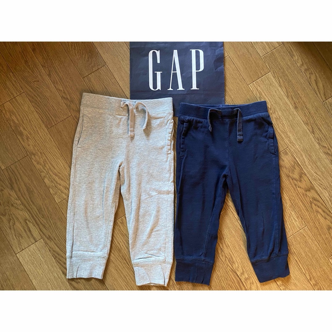 babyGAP(ベビーギャップ)のギャップGAPロゴ入ウエストゴム無地プルオンパンツ2枚セット2years95灰紺 キッズ/ベビー/マタニティのキッズ服男の子用(90cm~)(パンツ/スパッツ)の商品写真