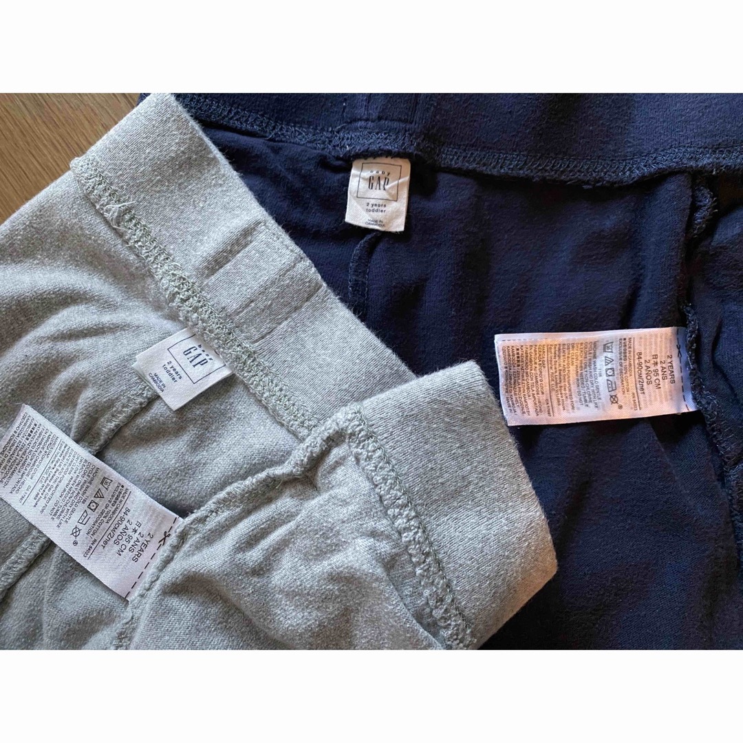 babyGAP(ベビーギャップ)のギャップGAPロゴ入ウエストゴム無地プルオンパンツ2枚セット2years95灰紺 キッズ/ベビー/マタニティのキッズ服男の子用(90cm~)(パンツ/スパッツ)の商品写真