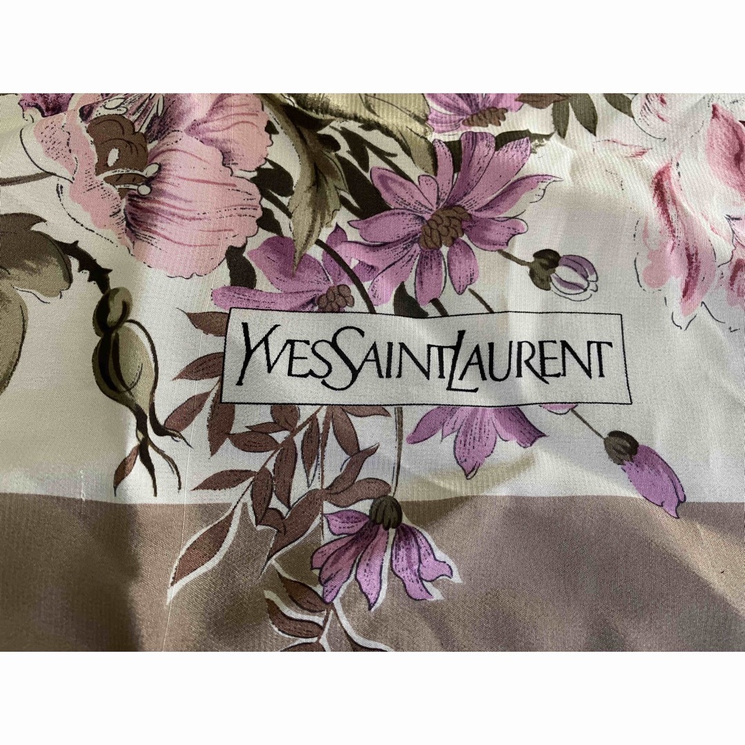 Yves Saint Laurent(イヴサンローラン)のイヴ・サンローラン　スカーフ　85cm角　新品 レディースのファッション小物(バンダナ/スカーフ)の商品写真