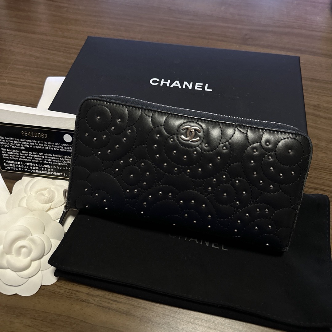 CHANEL(シャネル)の激レア☆CHANEL カメリア ラムスキン×スタッズ 長財布 レディースのファッション小物(財布)の商品写真