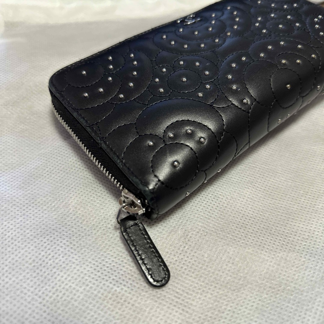 CHANEL(シャネル)の激レア☆CHANEL カメリア ラムスキン×スタッズ 長財布 レディースのファッション小物(財布)の商品写真