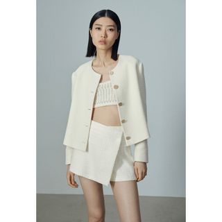 ザラ(ZARA)の【タグ付き未使用】ZARA ザラ　ゴールドボタンテクスチャーブレザー エクリュ(ノーカラージャケット)