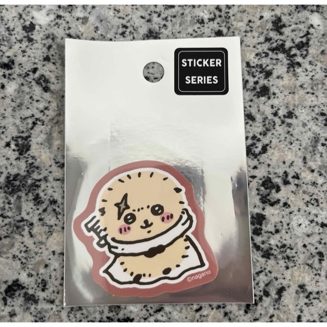 ナガノマーケット ちいかわ スマホに貼れるサイズのステッカー ラッコ エンタメ/ホビーのおもちゃ/ぬいぐるみ(キャラクターグッズ)の商品写真