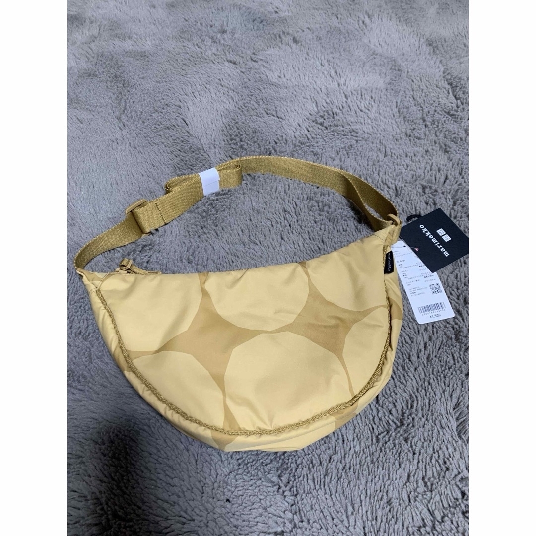 marimekko(マリメッコ)の新品タグ付き　ユニクロマリメッコ  ラウンドミニショルダーバッグ ベージュ レディースのバッグ(ショルダーバッグ)の商品写真