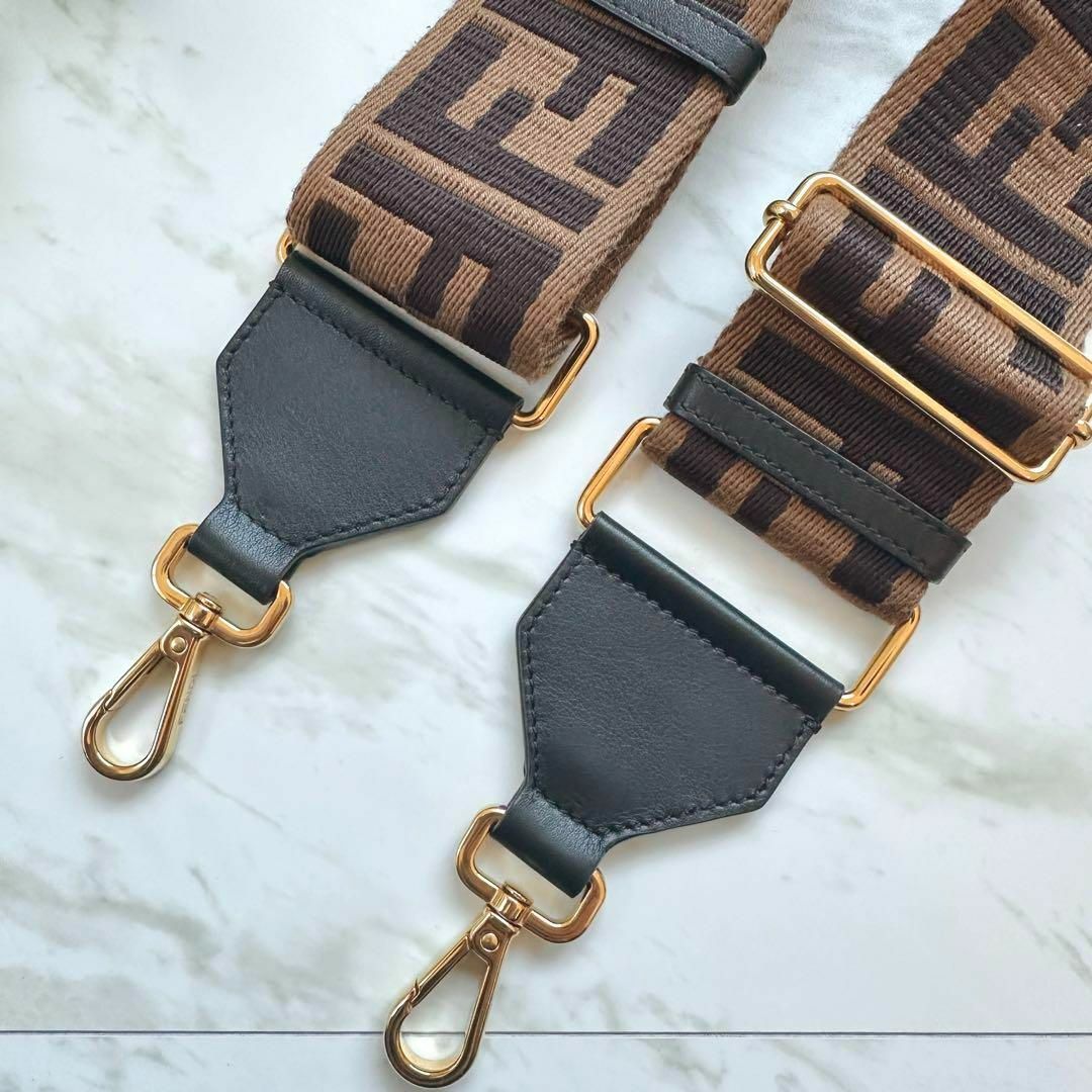 FENDI(フェンディ)のFENDI フェンディ ストラップ ユー ショルダーストラップ ズッカ柄 レディースのバッグ(ショルダーバッグ)の商品写真