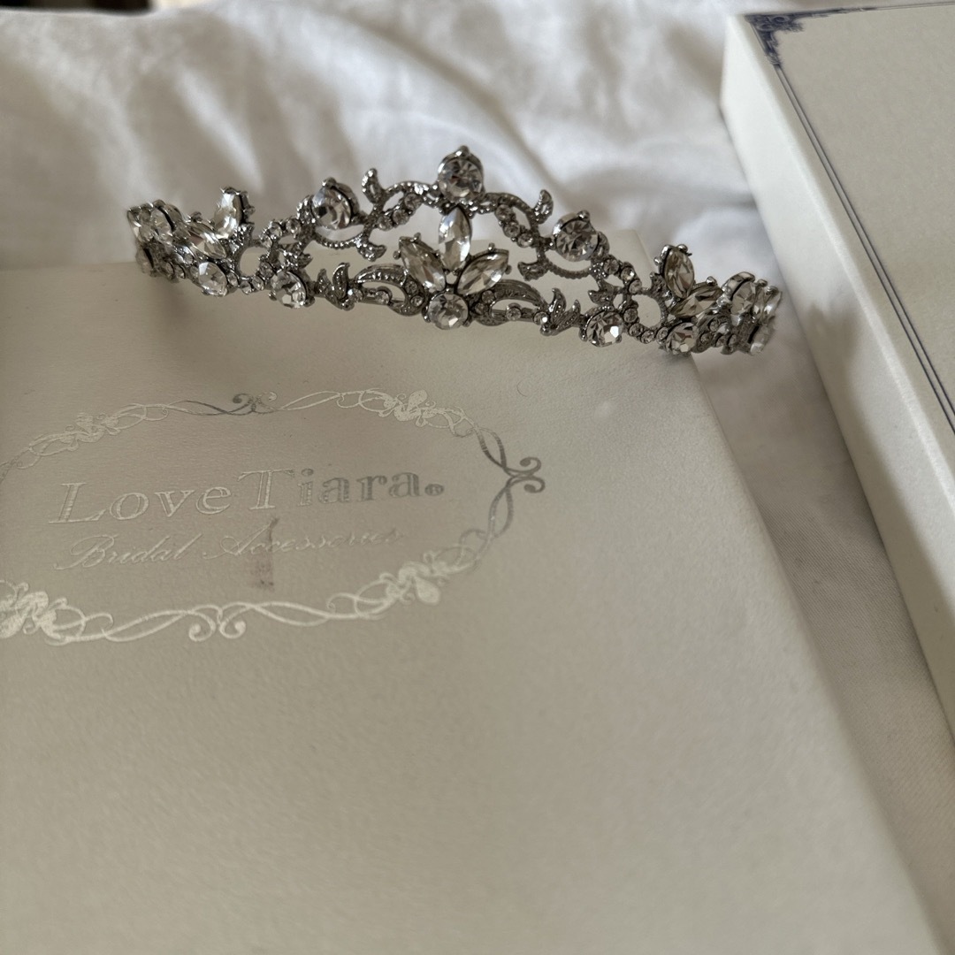 Vera Wang(ヴェラウォン)のLove tiara ブライダル　ピアス　ネックレス　ヘッドドレス　 ハンドメイドのウェディング(ヘッドドレス/ドレス)の商品写真