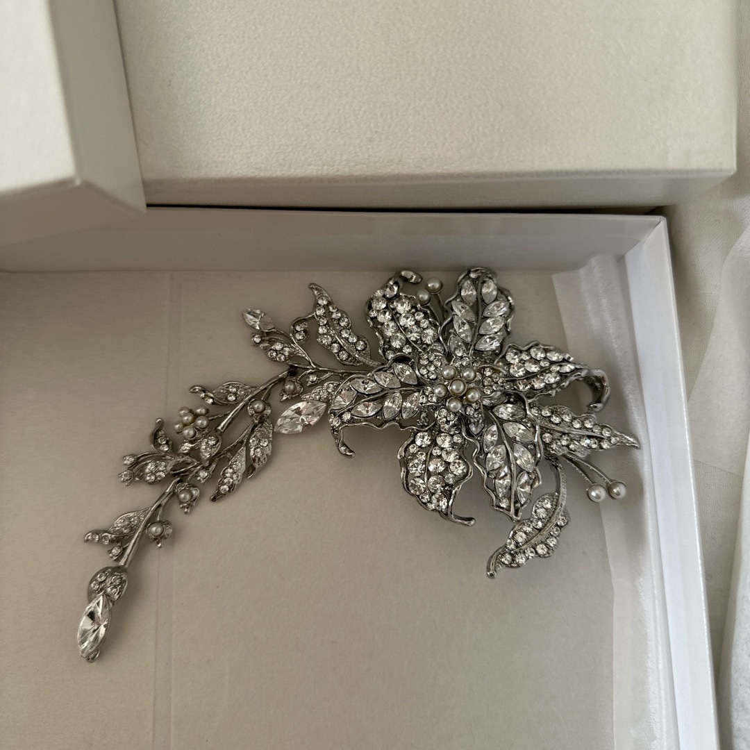 Vera Wang(ヴェラウォン)のLove tiara ブライダル　ピアス　ネックレス　ヘッドドレス　 ハンドメイドのウェディング(ヘッドドレス/ドレス)の商品写真