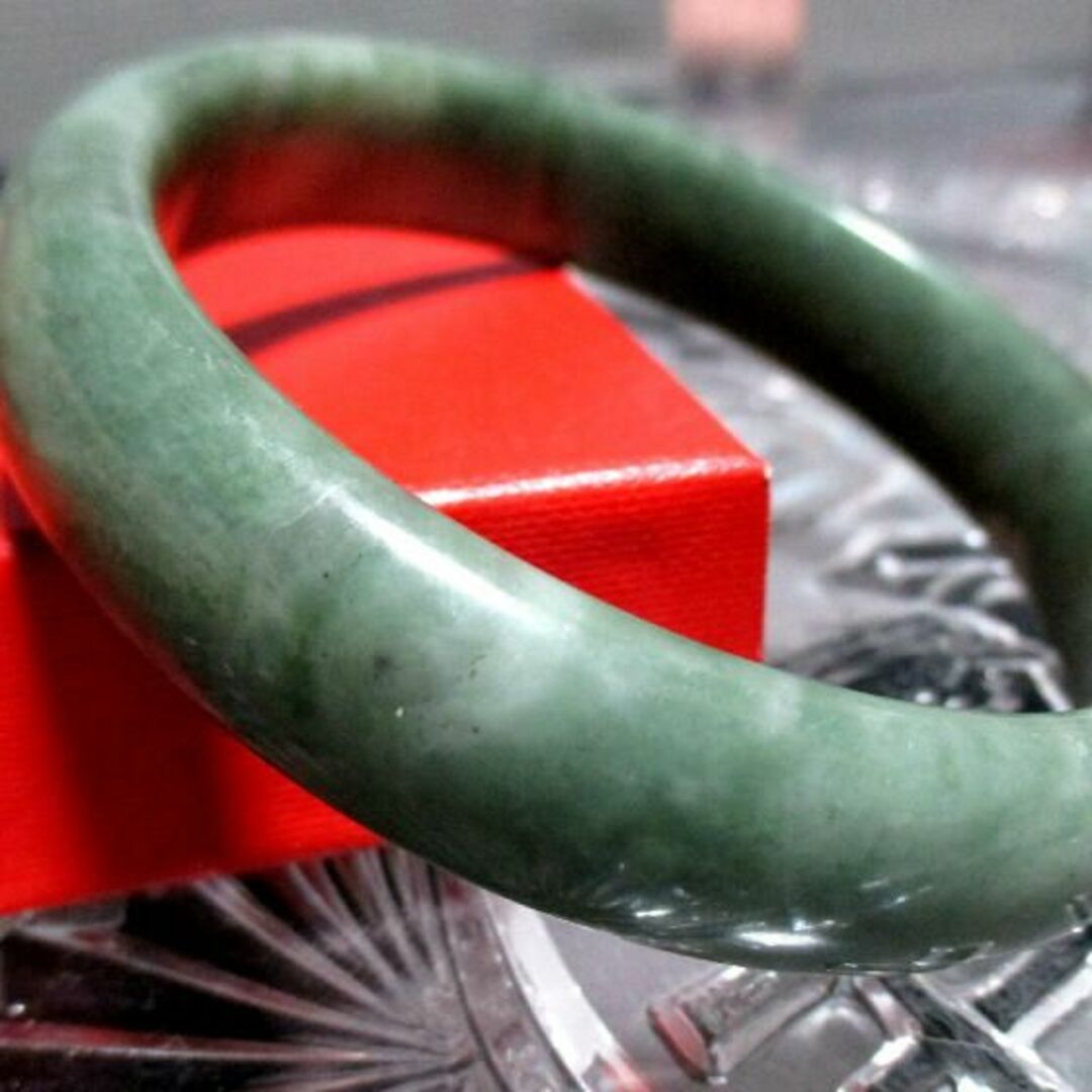 新入荷　高級 無着色　ミャンマー産  淡いグリーン本翡翠　原石 バングル(1) レディースのアクセサリー(ブレスレット/バングル)の商品写真