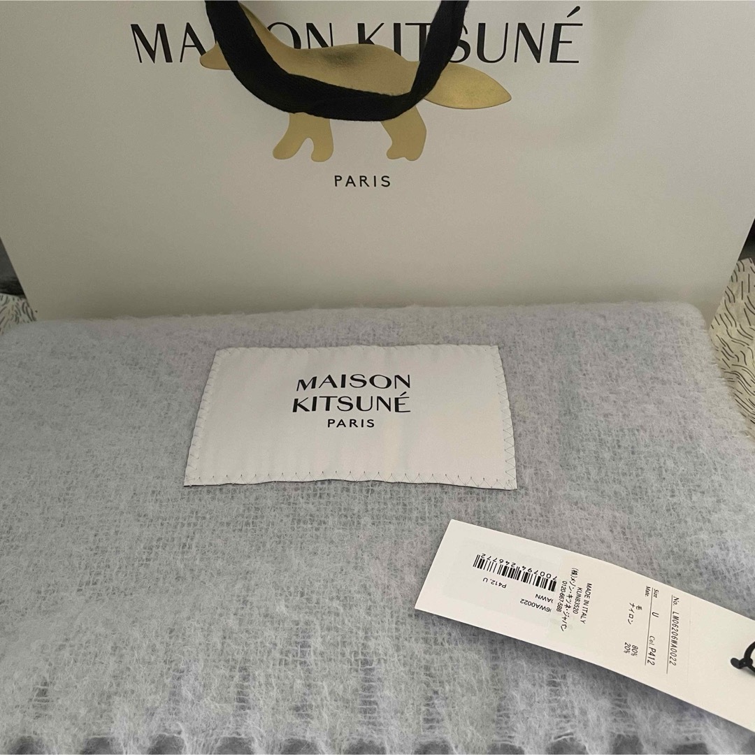 MAISON KITSUNE'(メゾンキツネ)のMAISON KITSUNE PARIS マフラー　新品未使用 レディースのファッション小物(マフラー/ショール)の商品写真