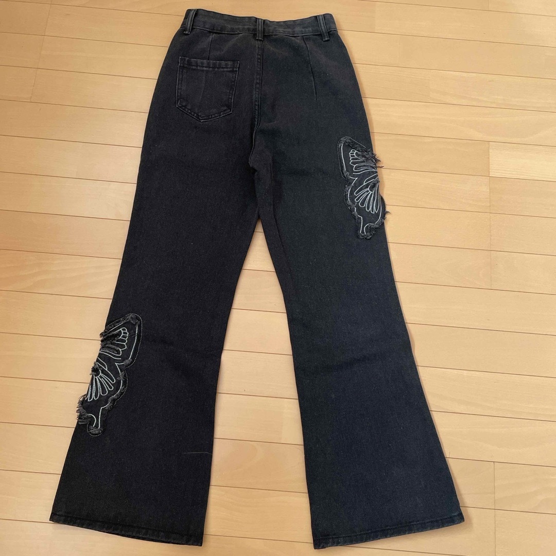 DIAVEL(ディアベル)のDIAVEL フレアデニムパンツ 刺繍 バタフライ ブラック M レディースのパンツ(デニム/ジーンズ)の商品写真