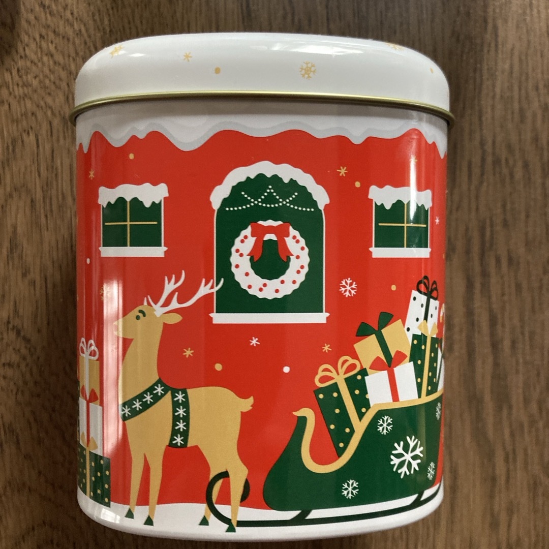 Nestle(ネスレ)のKitKat クリスマス 缶のみ　2個 インテリア/住まい/日用品のインテリア小物(小物入れ)の商品写真