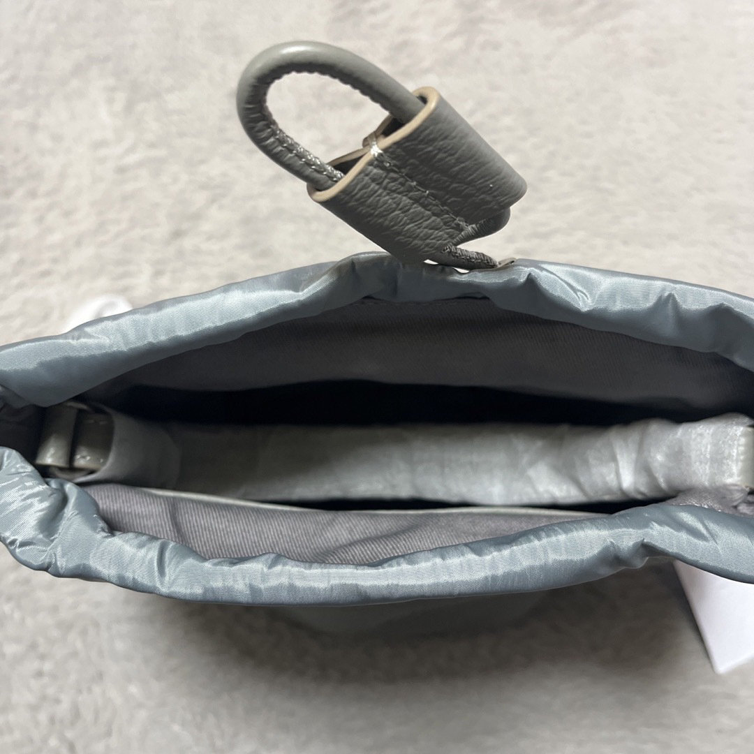 メゾンマルジェラ 新品未使用 バッグ グレー レディースのバッグ(ショルダーバッグ)の商品写真