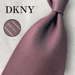 美品 DKNY ソリッドタイ 縦線 ロゴ ネクタイ ボルドー ワインレッド(ネクタイ)