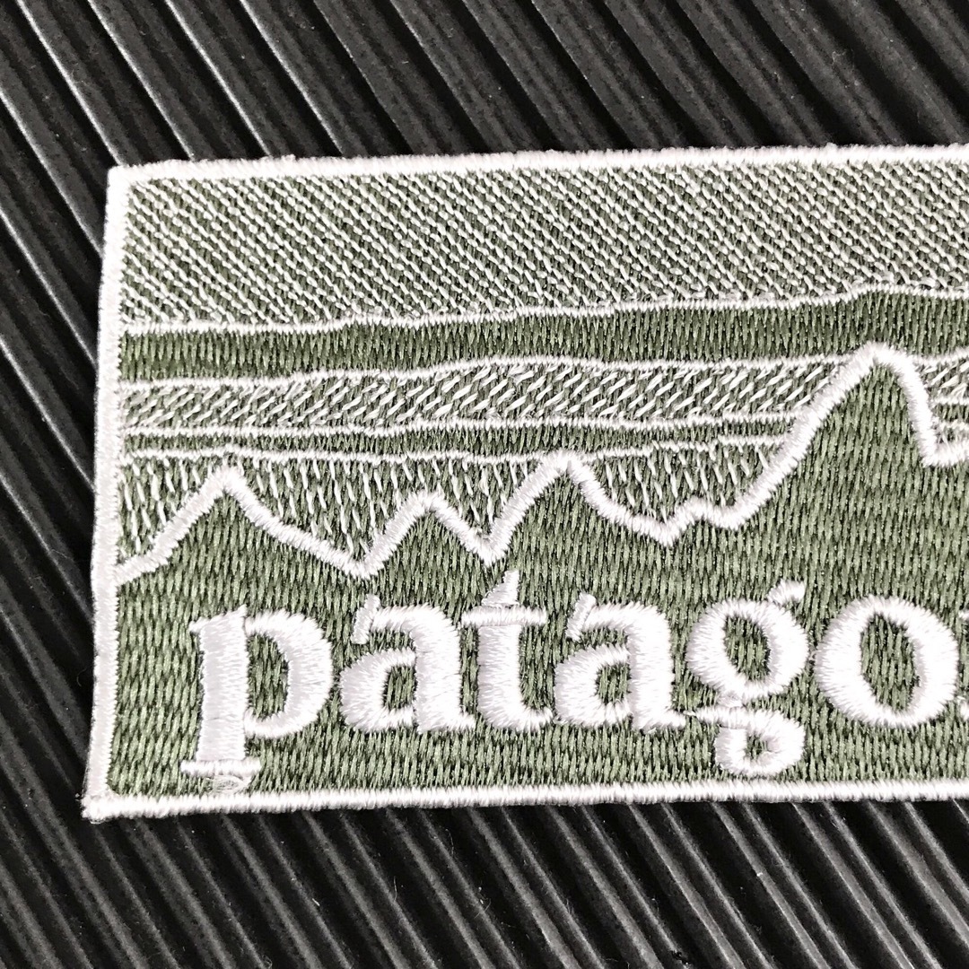 patagonia(パタゴニア)のPATAGONIA フィッツロイ カーキ モノクロ柄 アイロンワッペン -1M スポーツ/アウトドアのスノーボード(ウエア/装備)の商品写真