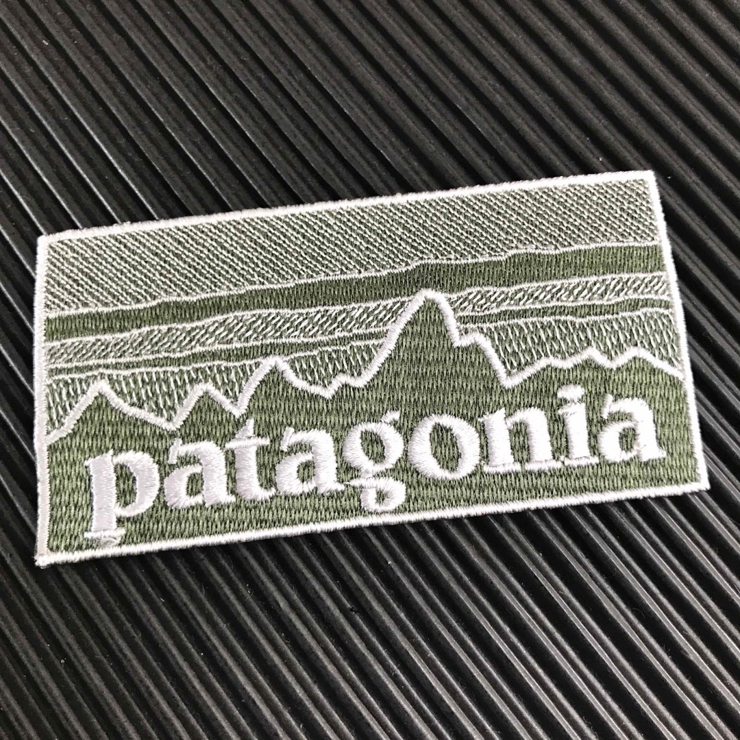 patagonia(パタゴニア)のPATAGONIA フィッツロイ カーキ モノクロ柄 アイロンワッペン -1M スポーツ/アウトドアのスノーボード(ウエア/装備)の商品写真