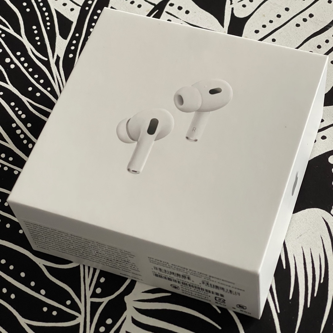 Apple(アップル)の【新品】AirPods pro 第2世代(USB-C) スマホ/家電/カメラのオーディオ機器(ヘッドフォン/イヤフォン)の商品写真