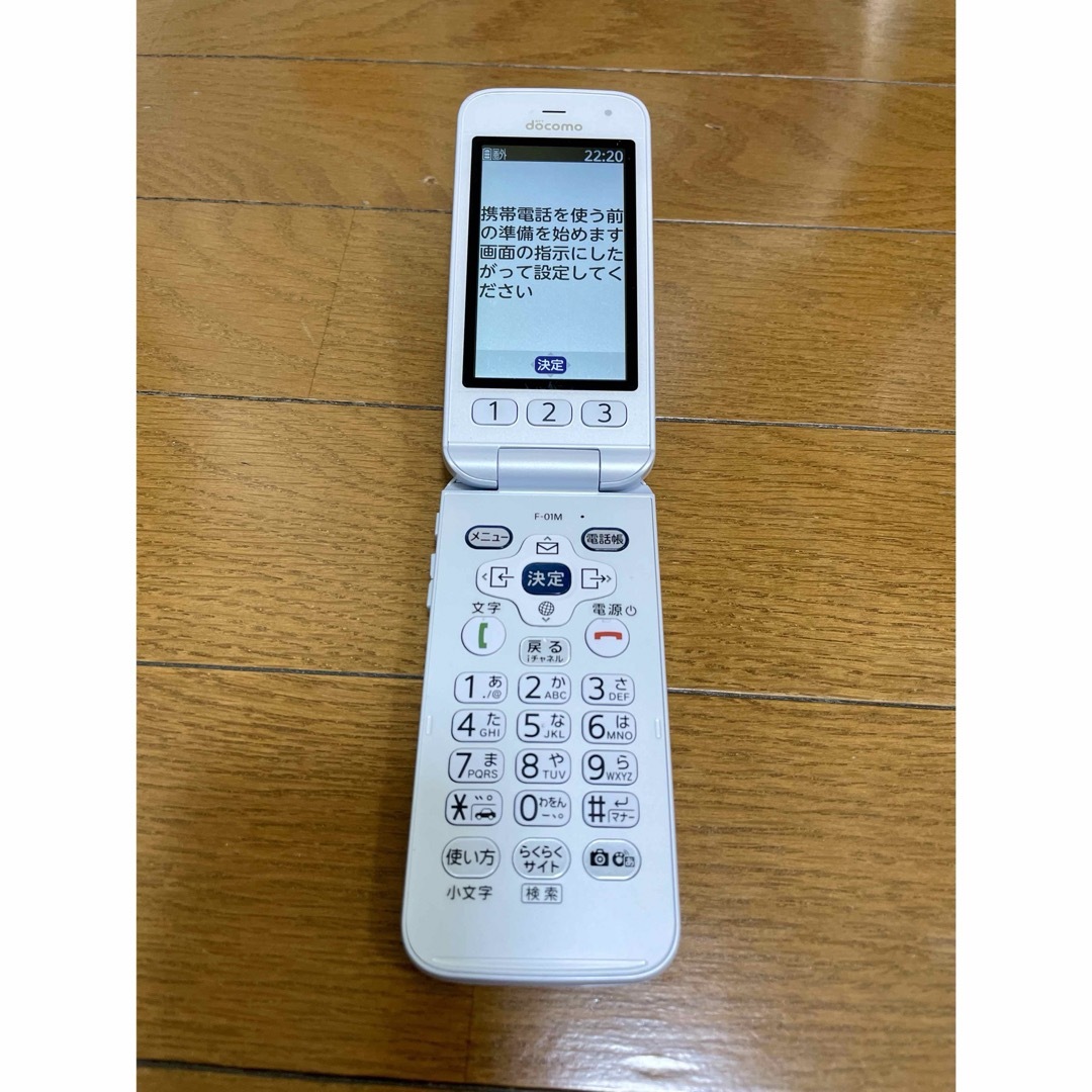 NTTdocomo(エヌティティドコモ)のドコモ　らくらくホン　F-01M ホワイト スマホ/家電/カメラのスマートフォン/携帯電話(携帯電話本体)の商品写真