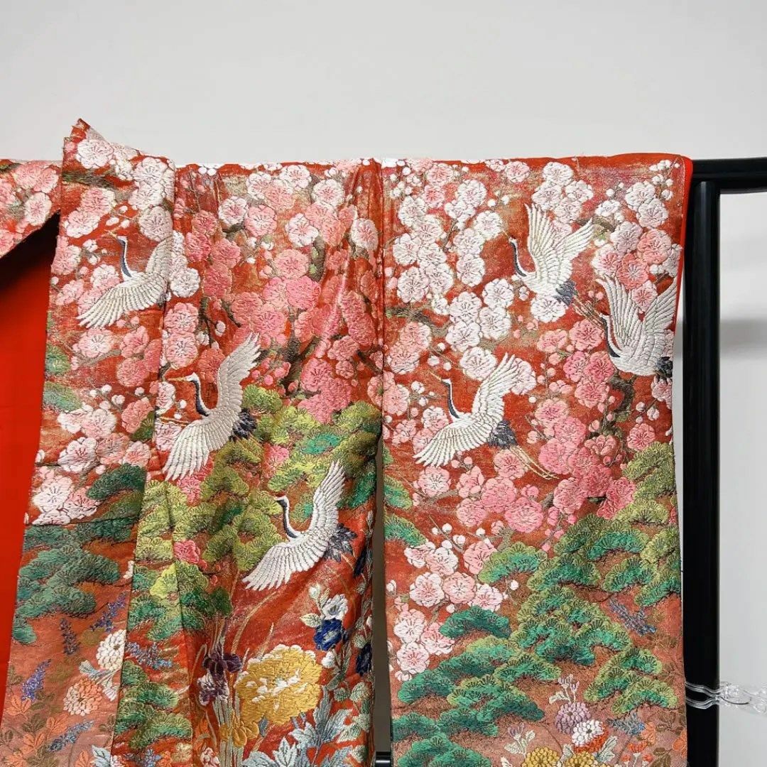 総刺繍の色とりどりの花や鶴が織られた打掛　着物　結婚式　打ち掛け レディースの水着/浴衣(着物)の商品写真