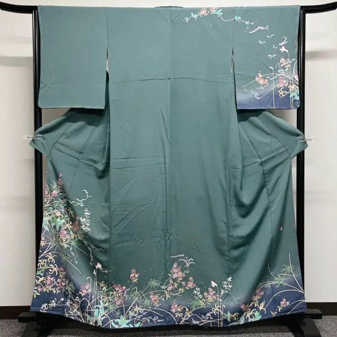 作家もの 様々な花が色とりどりに描かれた加賀友禅の訪問着 作家もの 様々な花が色とりどりに描かれた加賀友禅の訪問着