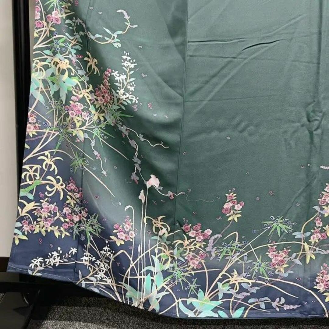 作家もの 様々な花が色とりどりに描かれた加賀友禅の訪問着 着物 作家もの 様々な花が色とりどりに描かれた加賀友禅の訪問着 着物