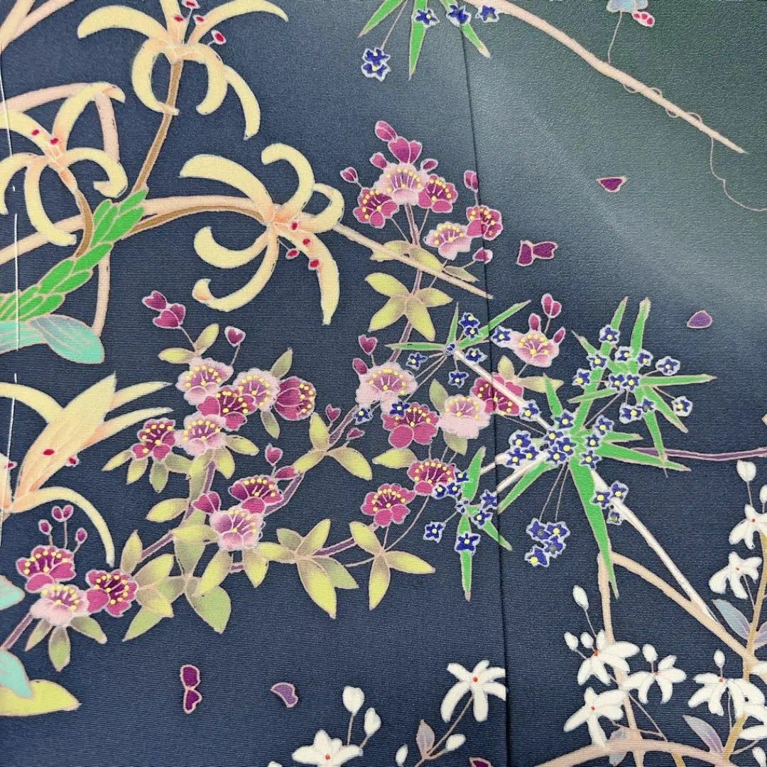 作家もの 様々な花が色とりどりに描かれた加賀友禅の訪問着 作家もの 様々な花が色とりどりに描かれた加賀友禅の訪問着