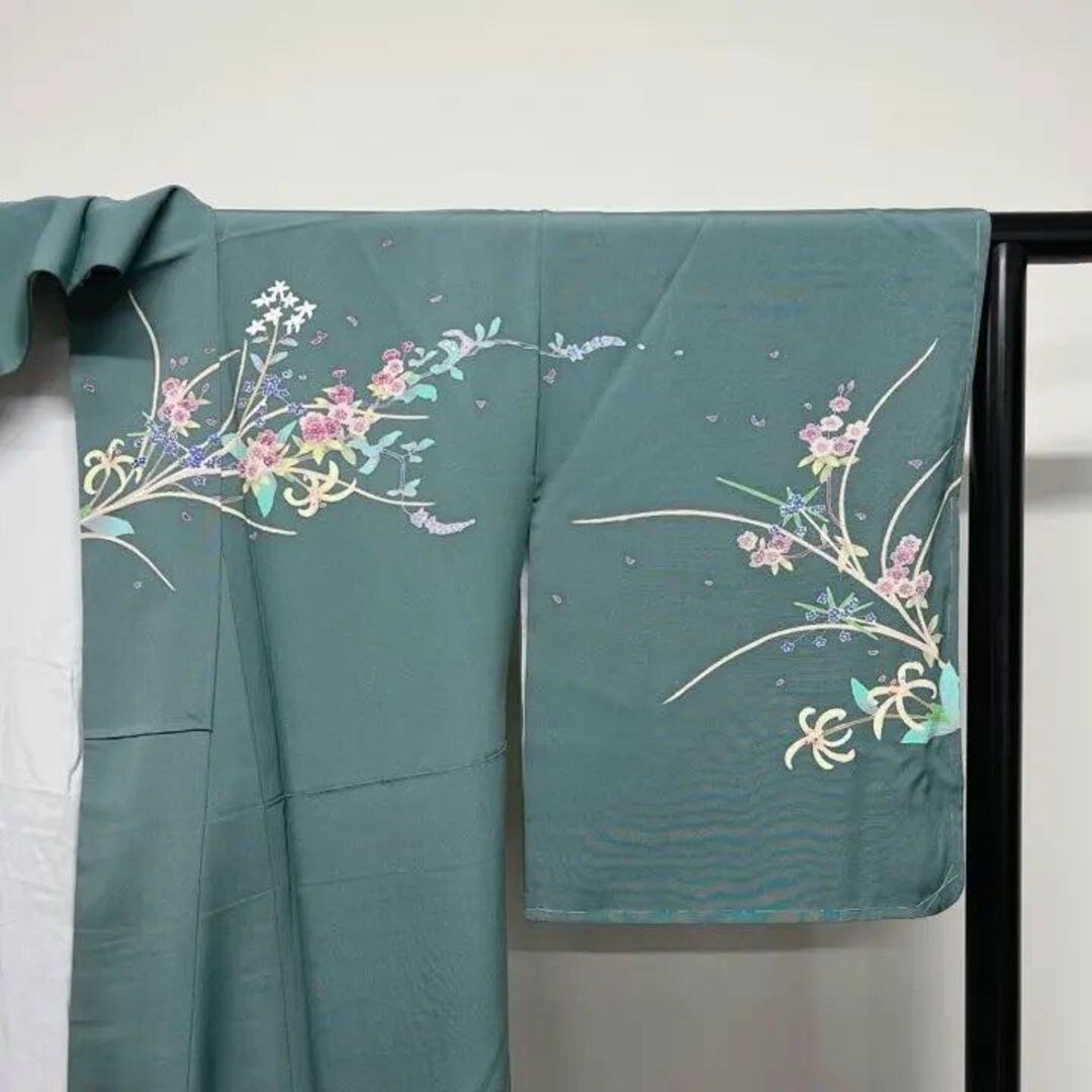 作家もの 様々な花が色とりどりに描かれた加賀友禅の訪問着 着物 作家もの 様々な花が色とりどりに描かれた加賀友禅の訪問着 着物