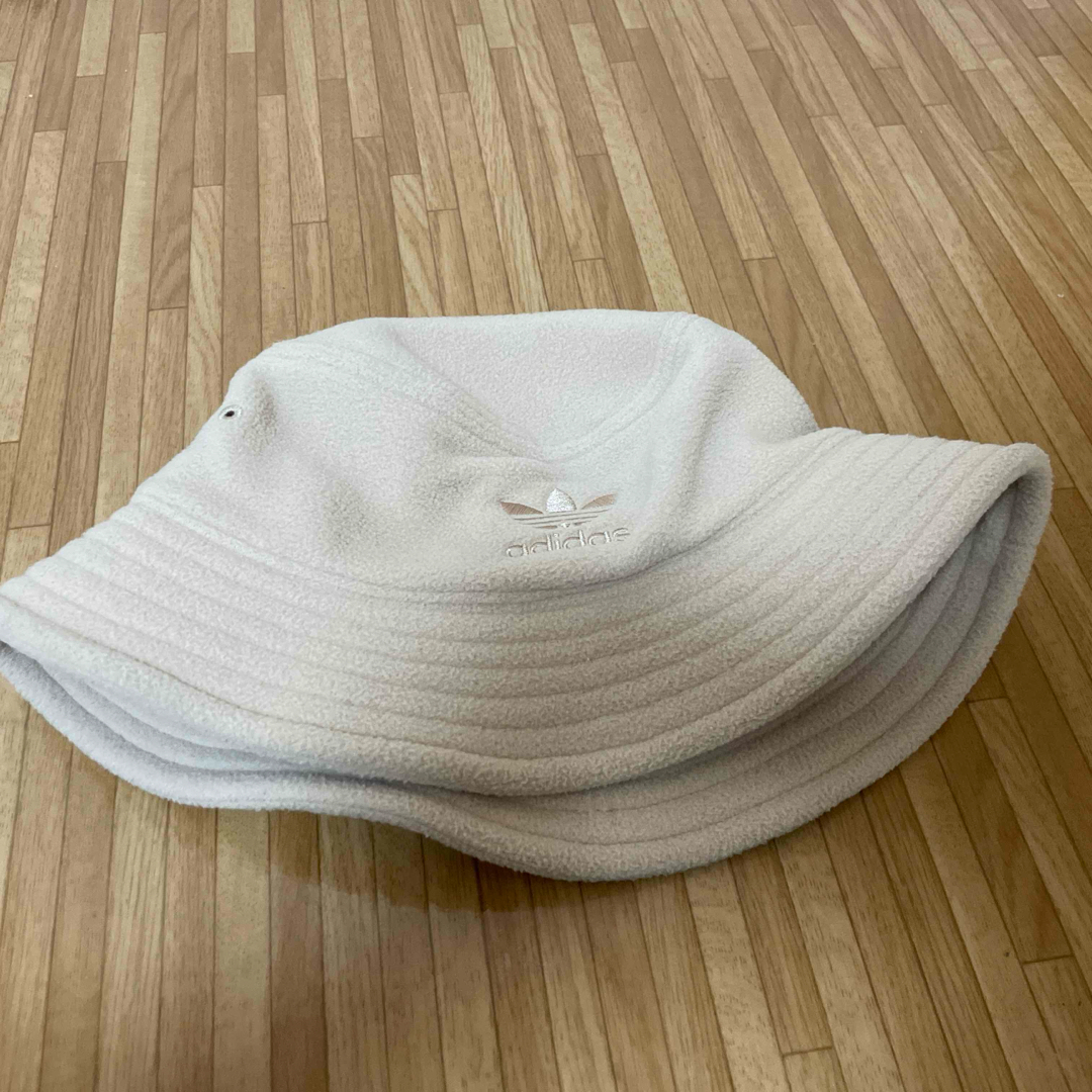 adidas(アディダス)のadidasバケハ レディースの帽子(ハット)の商品写真