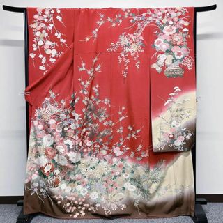 様々な花が刺繍された振袖　着物　晴れ着　成人式(振袖)