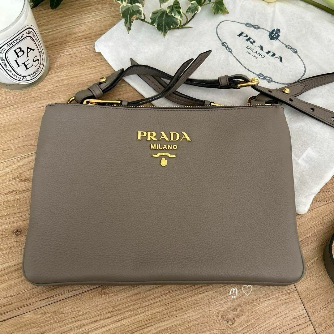 PRADA　プラダ　ヴィッテロレザーショルダーバッグ　斜めがけポシェット少し固くなっています