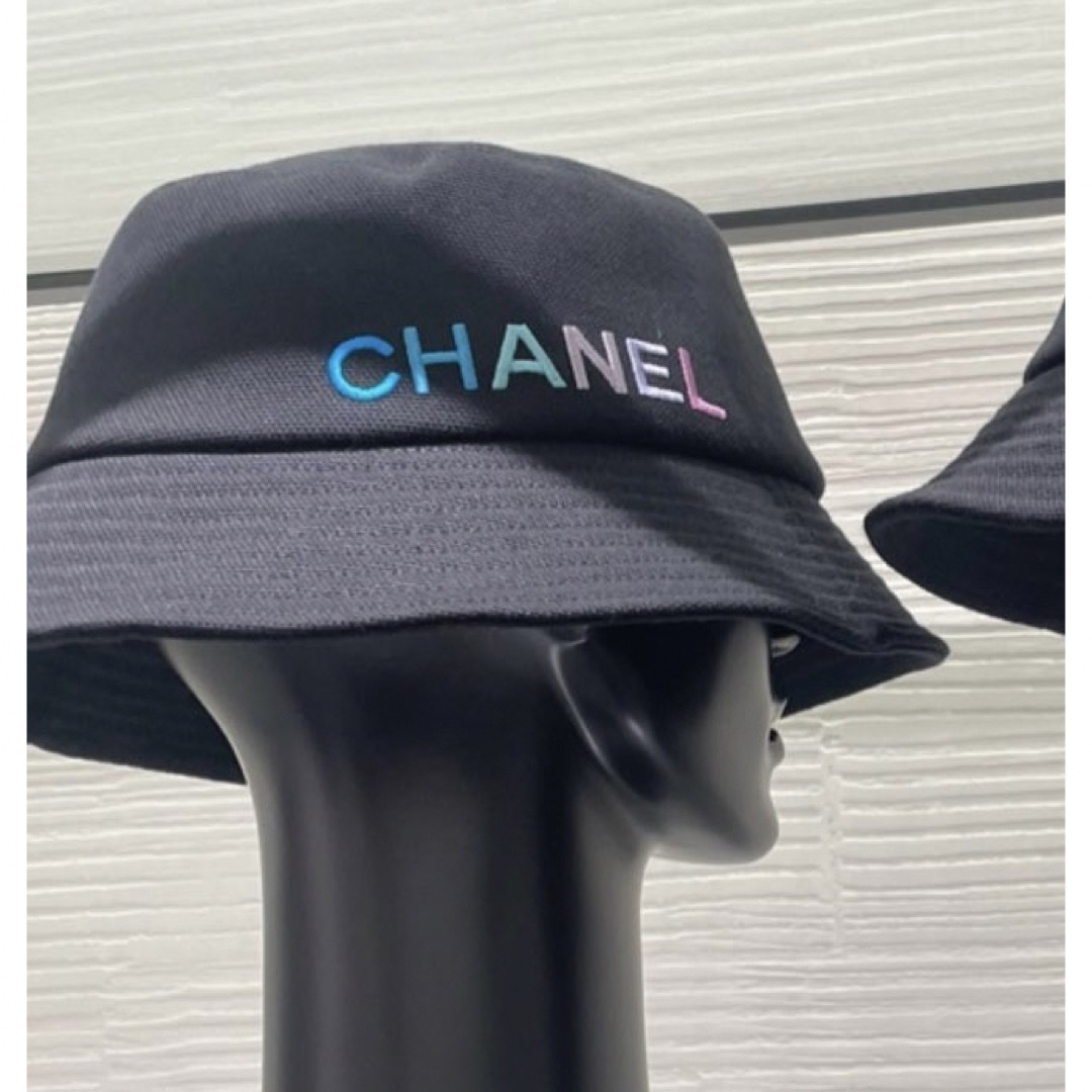 CHANEL(シャネル)の新品 CHANEL シャネル バケハ ブラック レインボー ブルー&パープル レディースの帽子(ハット)の商品写真